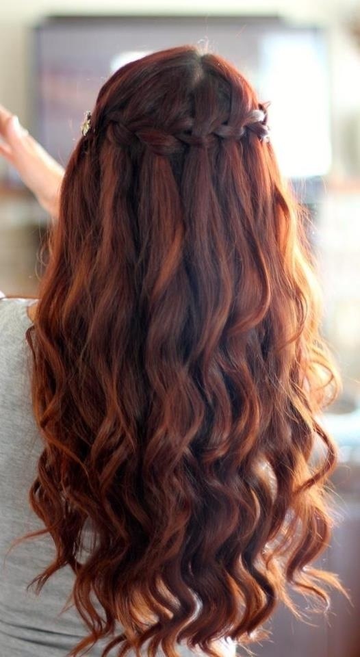 Mái tóc xoăn nhẹ với mái bằng lại tiết lộ sự nữ tính, nhẹ nhàng và điệu đà của phái đẹp.
