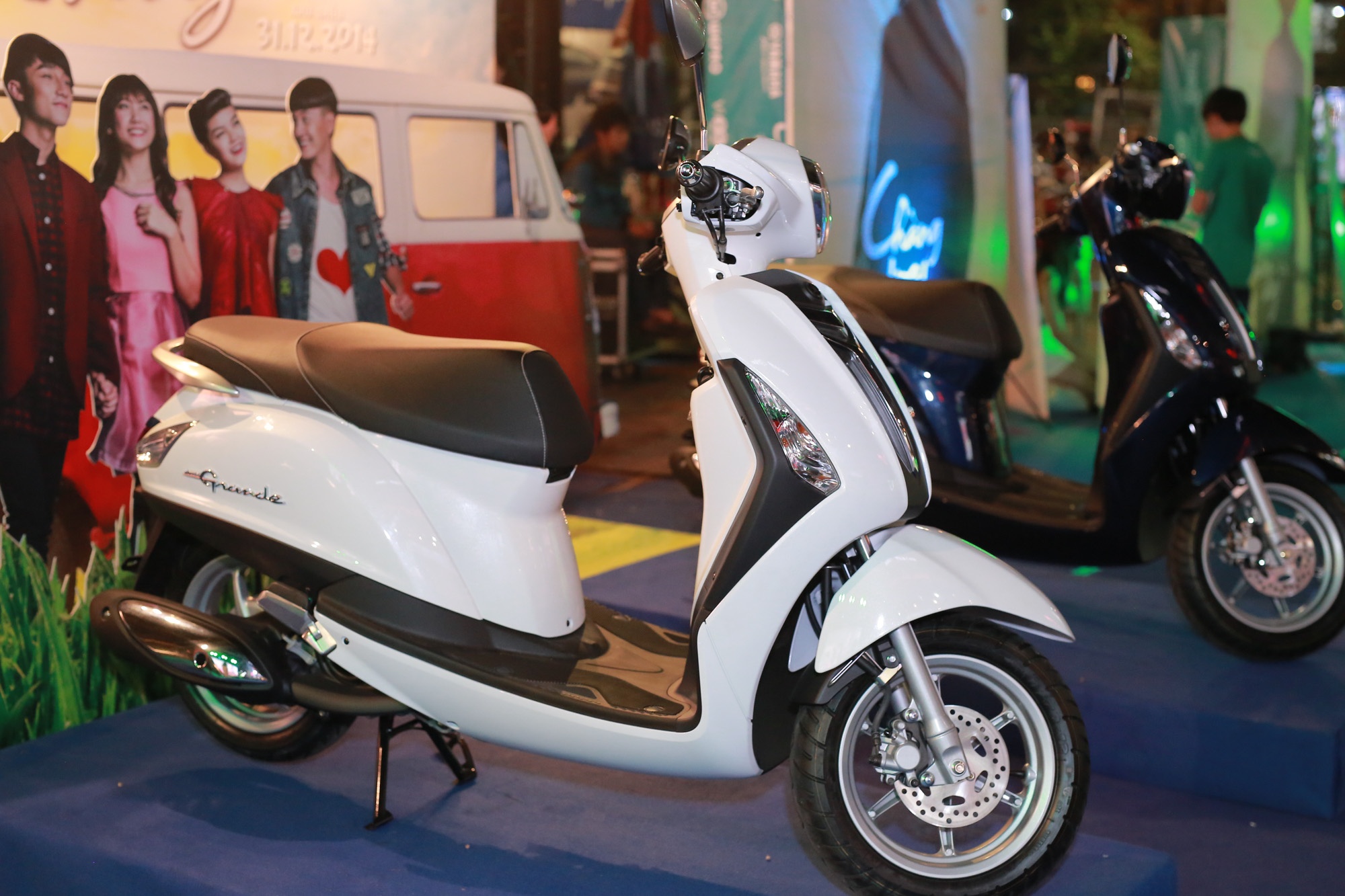   Chiếc xe Grande lộng lẫy trong buổi ra mắt phim Chàng trai năm ấy.