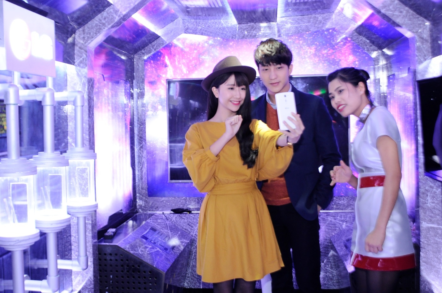   Cặp đôi hào hứng khám phá khả năng chụp ảnh selfie bằng cử chỉ tay của LG G3 Stylus. Chiếc điện thoại này có thể tự động nhận biết động tác và kích hoạt chụp ảnh sau 3 giây đếm ngược trước khi chụp.  