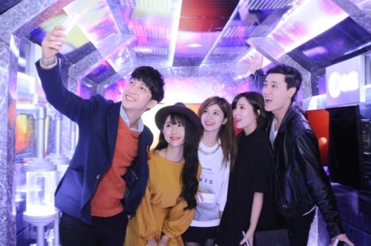 … và cặp đôi Kiên Hoàng và Heo Mi Nhon cũng hào hứng chụp ảnh trong không gian độc đáo này.