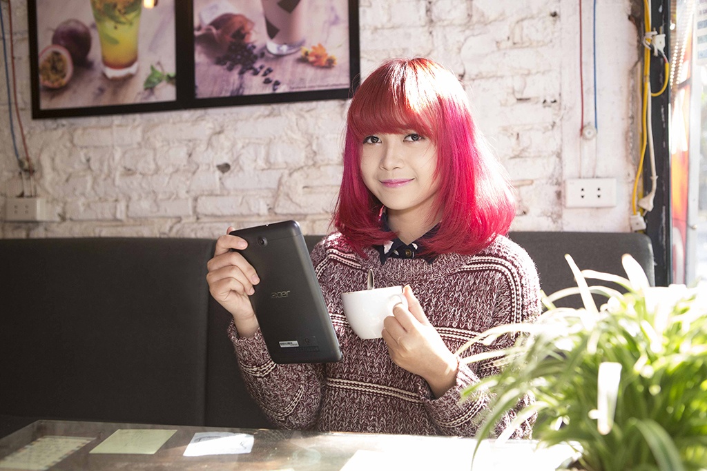 Hot girl Mo Naive yeu thich may tinh bang Acer Iconia Tab 7 hinh anh