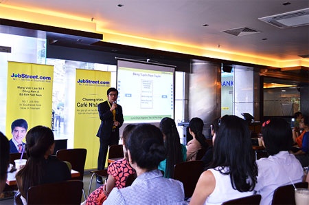 Doi mat voi khung hoang nhan su, doanh nghiep can lam gi? hinh anh