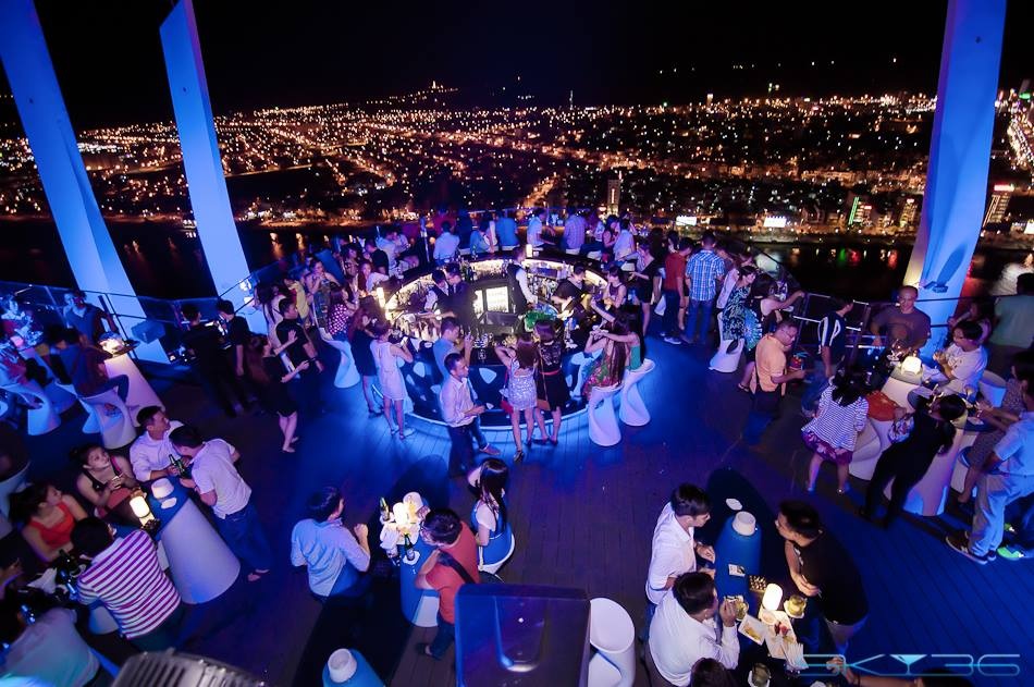 Le hoi dem nguoc tai Sky bar cao nhat Viet Nam hinh anh