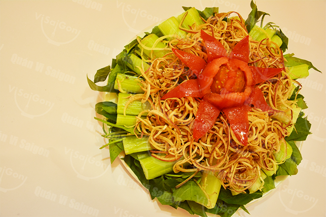 Lẩu được ăn cùng rau kèo nèo - một loại rau miền Nam rất lạ miệng.