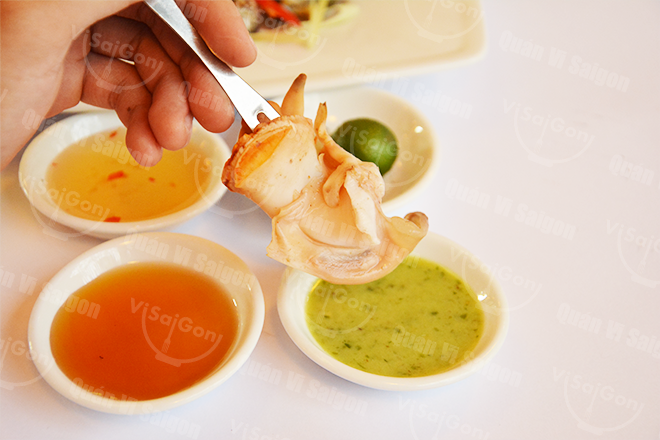 Thịt ốc giòn ngọt, đầy đặn cùng các loại đồ chấm độc đáo sẽ khiến bạn nhớ mãi không quên.