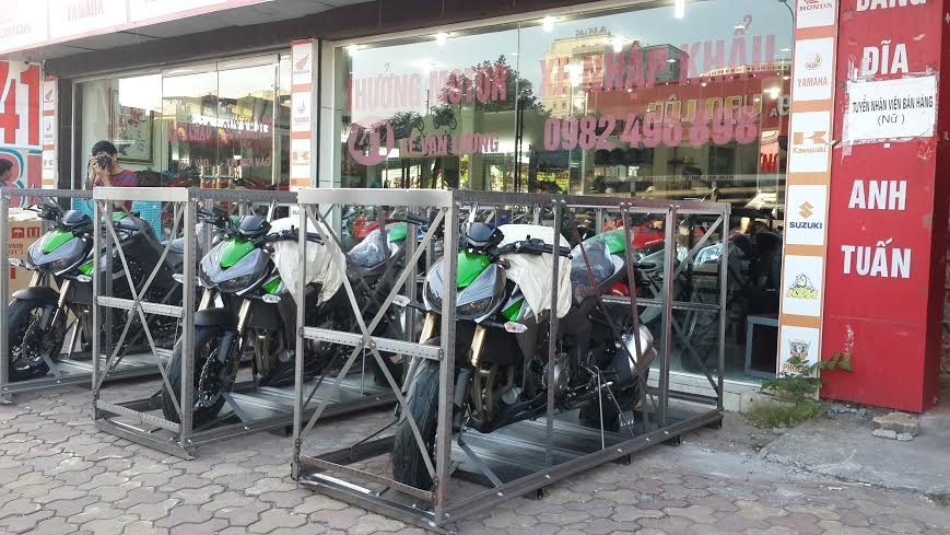 Với những đường nét vô cùng mạnh mẽ và hầm hố, Kawasaki Z1000 ABS 2015 châu Âu  đã trở thành mục tiêu theo đuổi của nhiều bạn trẻ Việt Nam. Ưu đãi khi mua Z1000 tại Thưởng Motor: khách hàng đặt cọc trước giá chỉ còn 23.000 đô la Mỹ, đi kèm là những gói khuyến mại hấp dẫn khác.