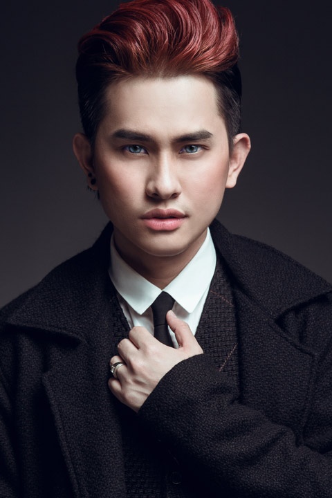 Khải Thiên không chỉ được biết đến là chuyên gia trang điểm dẫn đầu xu hướng làm đẹp của làng giải trí Việt, anh còn được coi là biểu tượng thời trang khi tạo được sự chú ý nhất định từ tín đồ sành mốt.