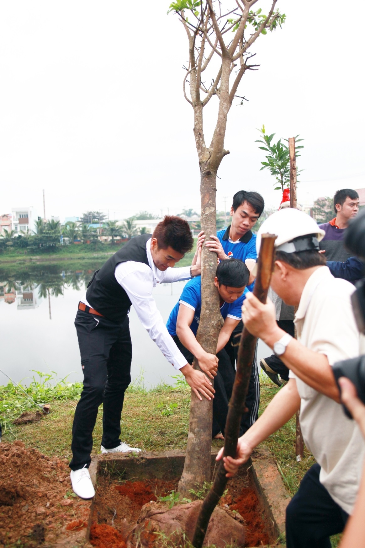 Chiến dịch cũng thu hút sự quan tâm tham gia của nhiều nghệ sĩ trẻ như ca sĩ Nhật Thủy, Tạ Quang Thắng, Hà Anh Tuấn.