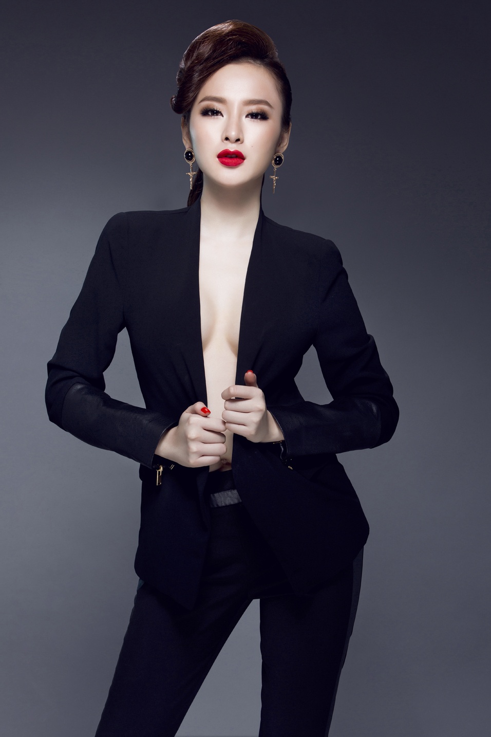 Chất son lì lâu trôi, màu son chuẩn đỏ cam (số #11) son môi Cos Royale hoàn thiện phong cách tomboy mê hoặc của Angela Phương Trinh.