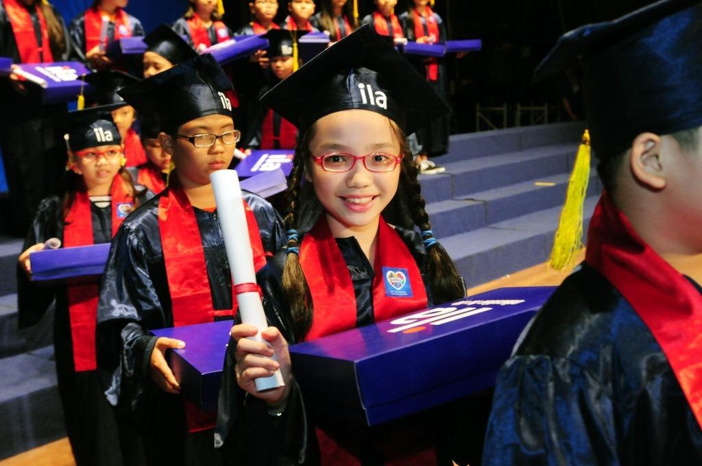 ILA tang qua mung nam moi cho hoc vien hinh anh