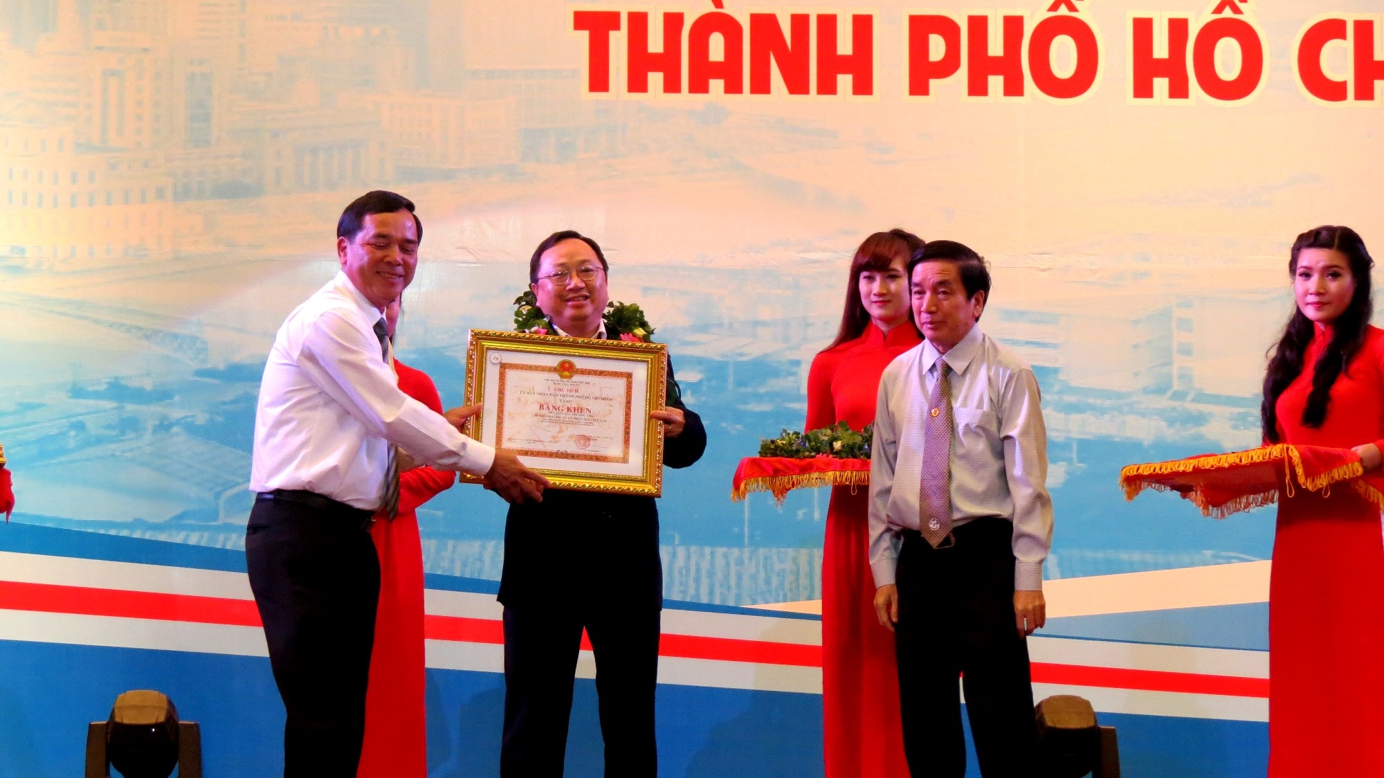 Ông Mai Bá Dũng - Giám Đốc Nhà máy sữa Trường Thọ (Vinamilk) đại diện Nhà máy nhận giải thưởng môi trường của TP.HCM