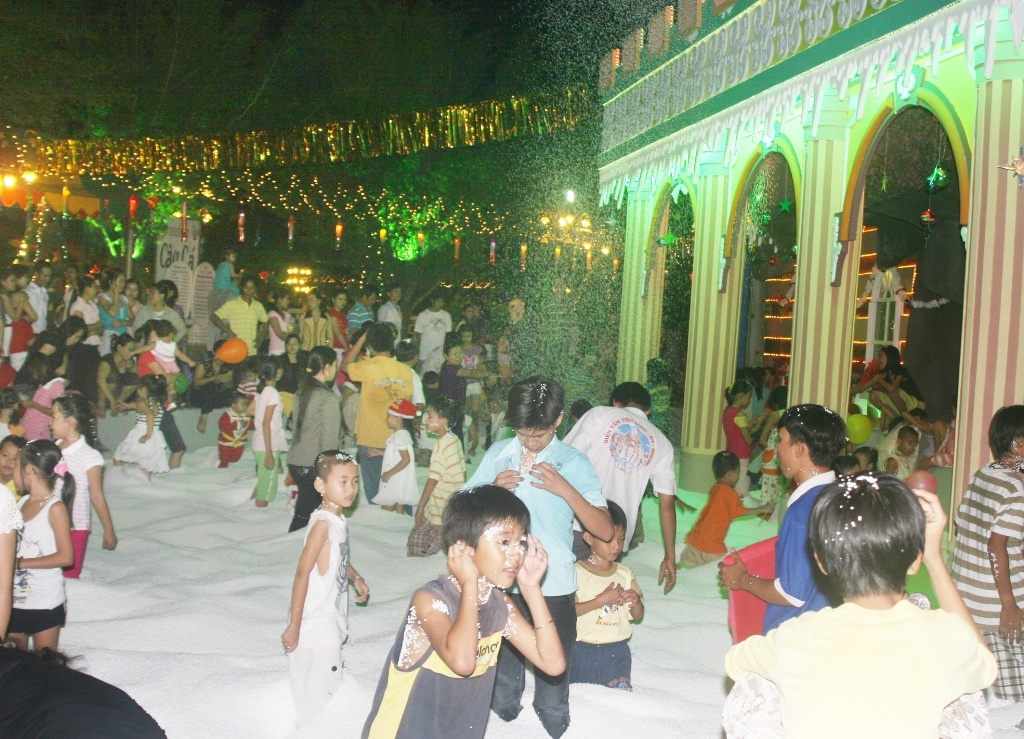 Chao mung nam moi 2015 tai Suoi Tien hinh anh