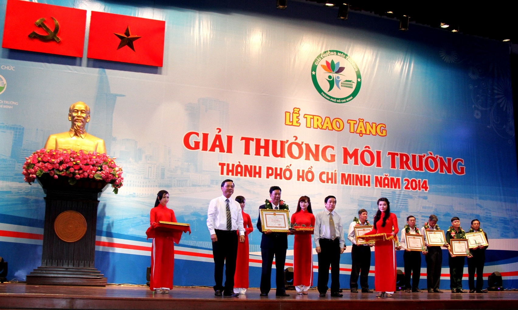 Ông Nguyễn Văn Huấn – Giám Đốc Nhà máy sữa Thống Nhất (Vinamilk) đại diện Nhà máy nhận giải thưởng môi trường của TP.HCM