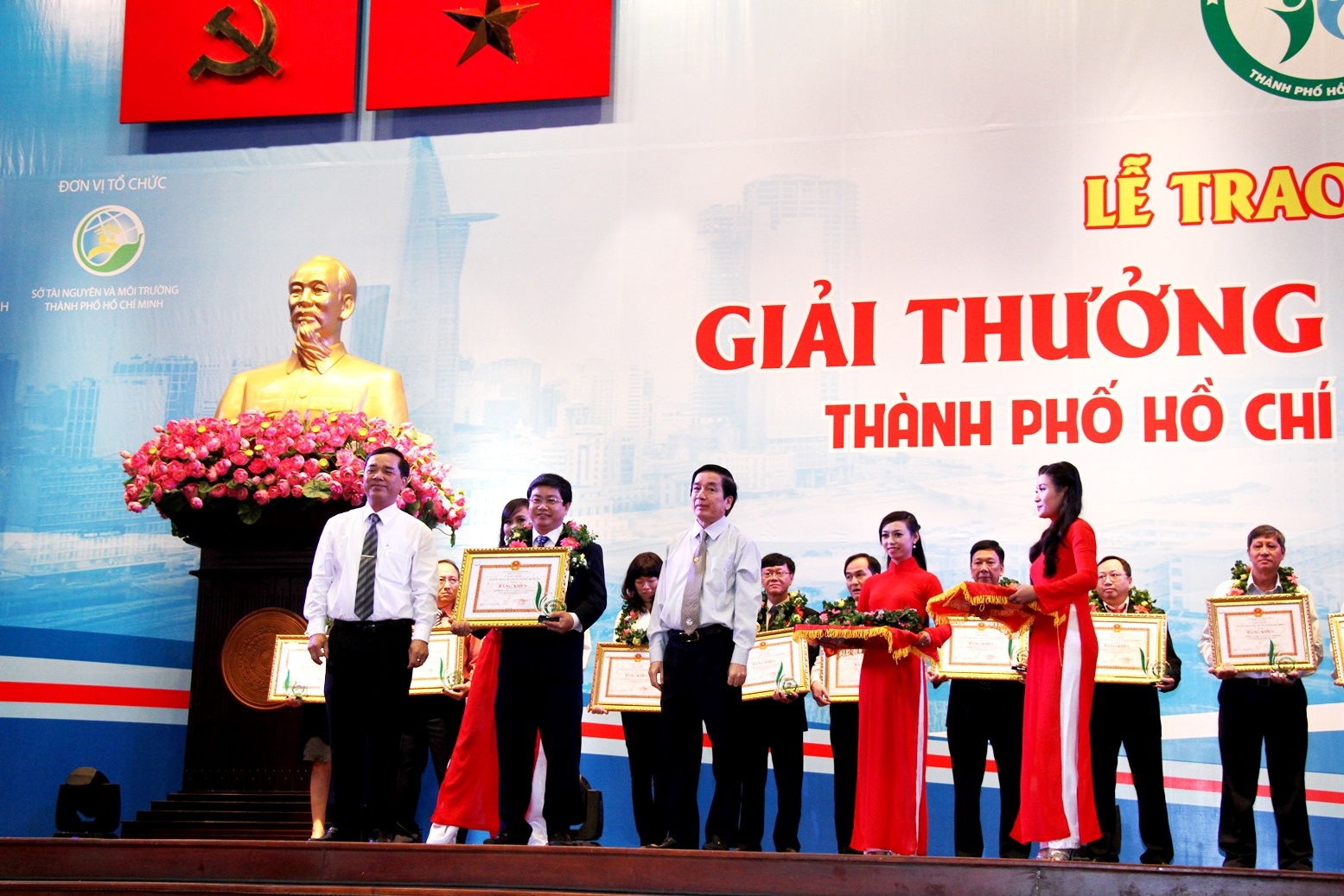 Ông Ngô Phương Thịnh – Giám Đốc Nhà máy sữa Sài Gòn (Vinamilk) đại diện Nhà máy nhận giải thưởng môi trường của TP.HCM