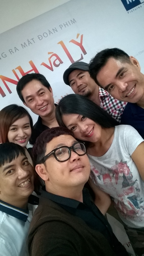 Diễn viên Trung Dũng và bạn bè cùng nhau ủng hộ chương trình.