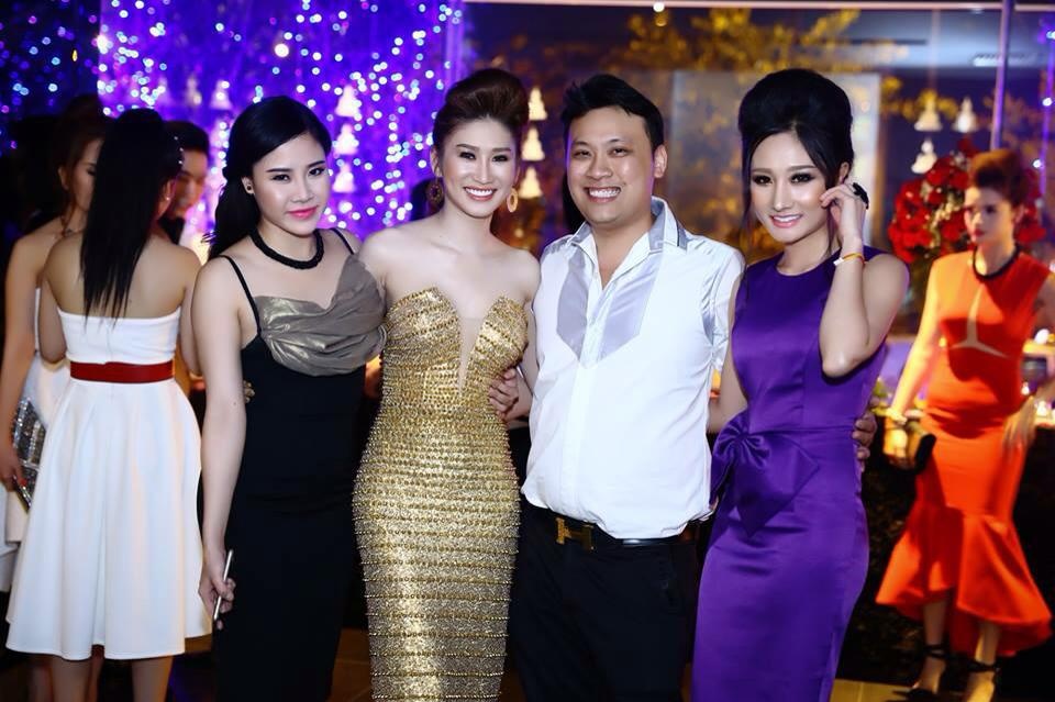 Quỳnh Thi tươi tắn khi xuất hiện bên cạnh doanh nhân Bi Lê và người mẫu ảnh Sara Nguyễn. Tham gia sự kiện, Sara Nguyễn diện đầm sắc tím quyến rũ.