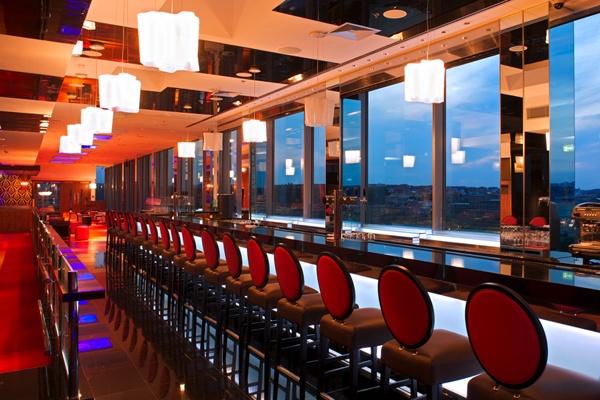 Không gian lãng mạn trên cao của Cloud 9 Lounge