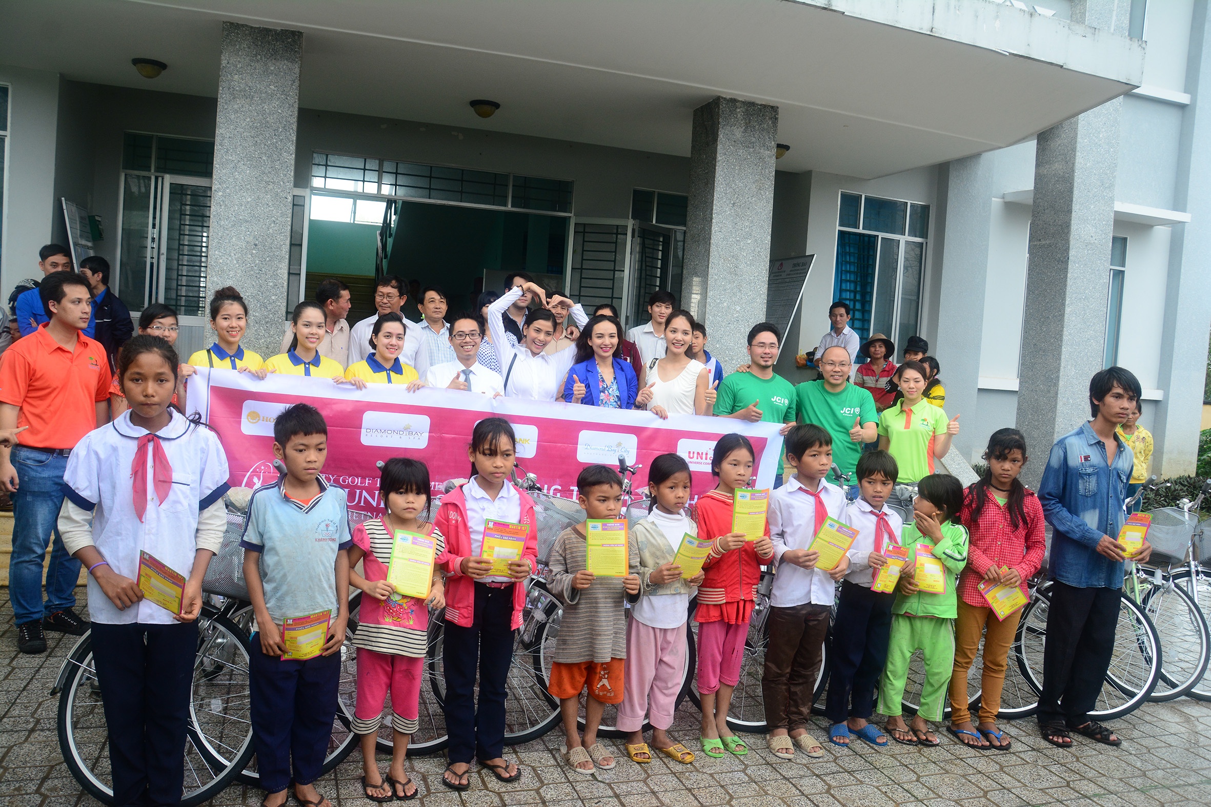 Đoàn từ thiện chụp hình kỉ niệm cùng các em thiếu nhi tại xã Khánh Đông, tỉnh Khánh Hòa.