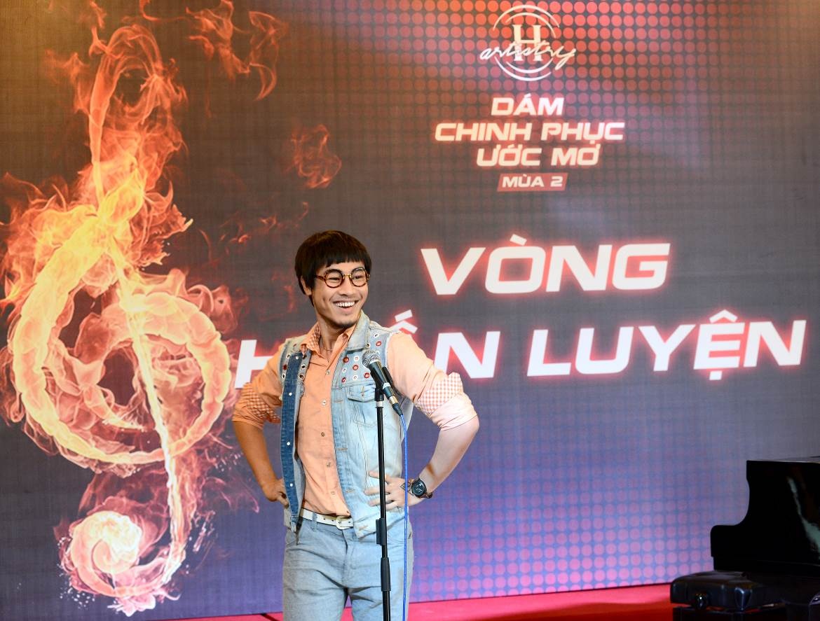 Đinh Huy gây ấn tượng bởi vẻ ngoài hài hước và giọng hát nhiều màu sắc.