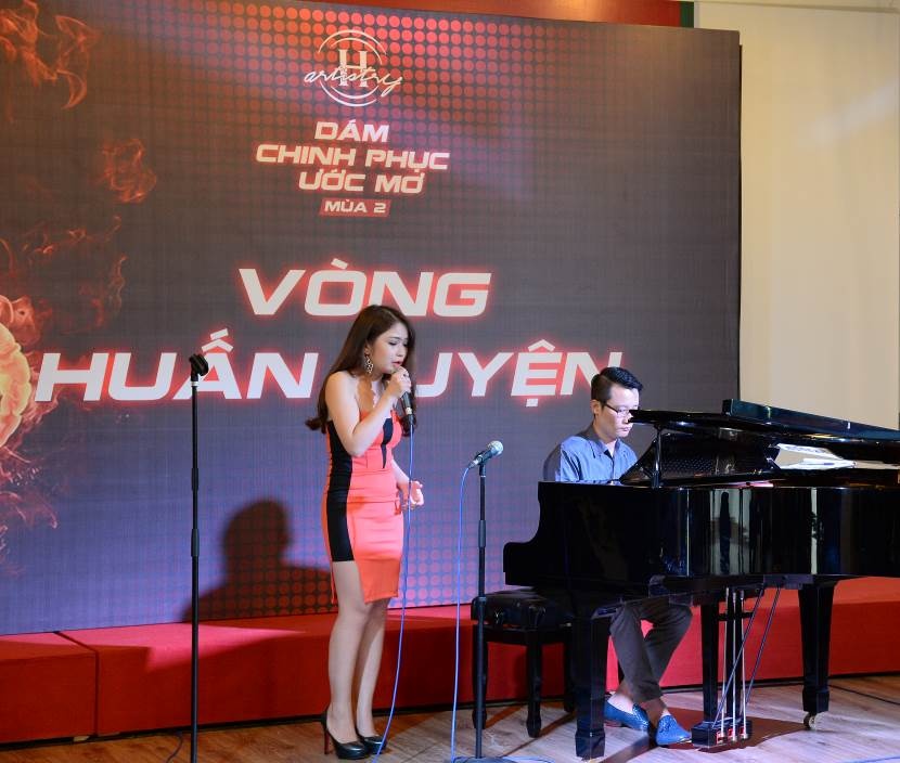 Đích thân Giám khảo Hoàng Bách đệm đàn cho Ngọc Trâm thể hiện phần thi của mình.