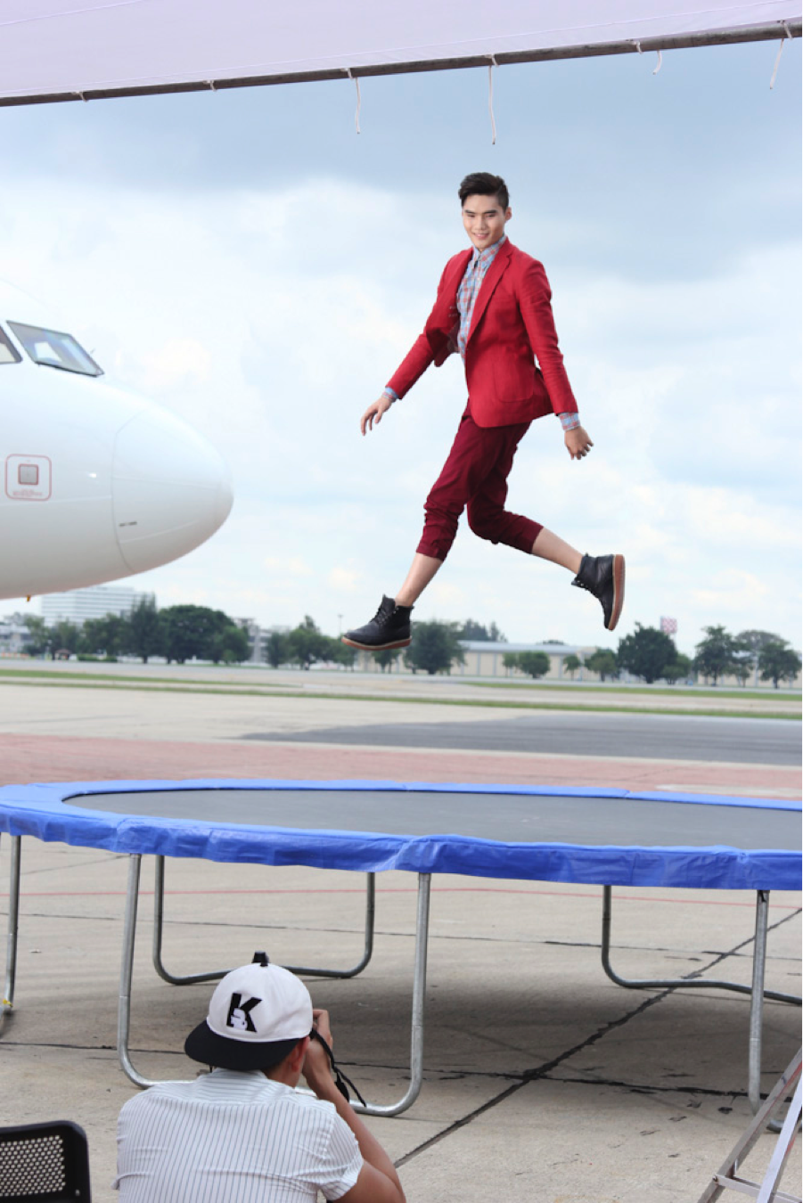 Quang Hùng là thí sinh thể hiện tốt buổi chụp ảnh tập 8. Với những kinh nghiệm từng làm người mẫu, nhất là “nàng thơ” của NTK Đỗ Mạnh Cường, anh dễ dàng thích ứng với không gian buổi chụp. 