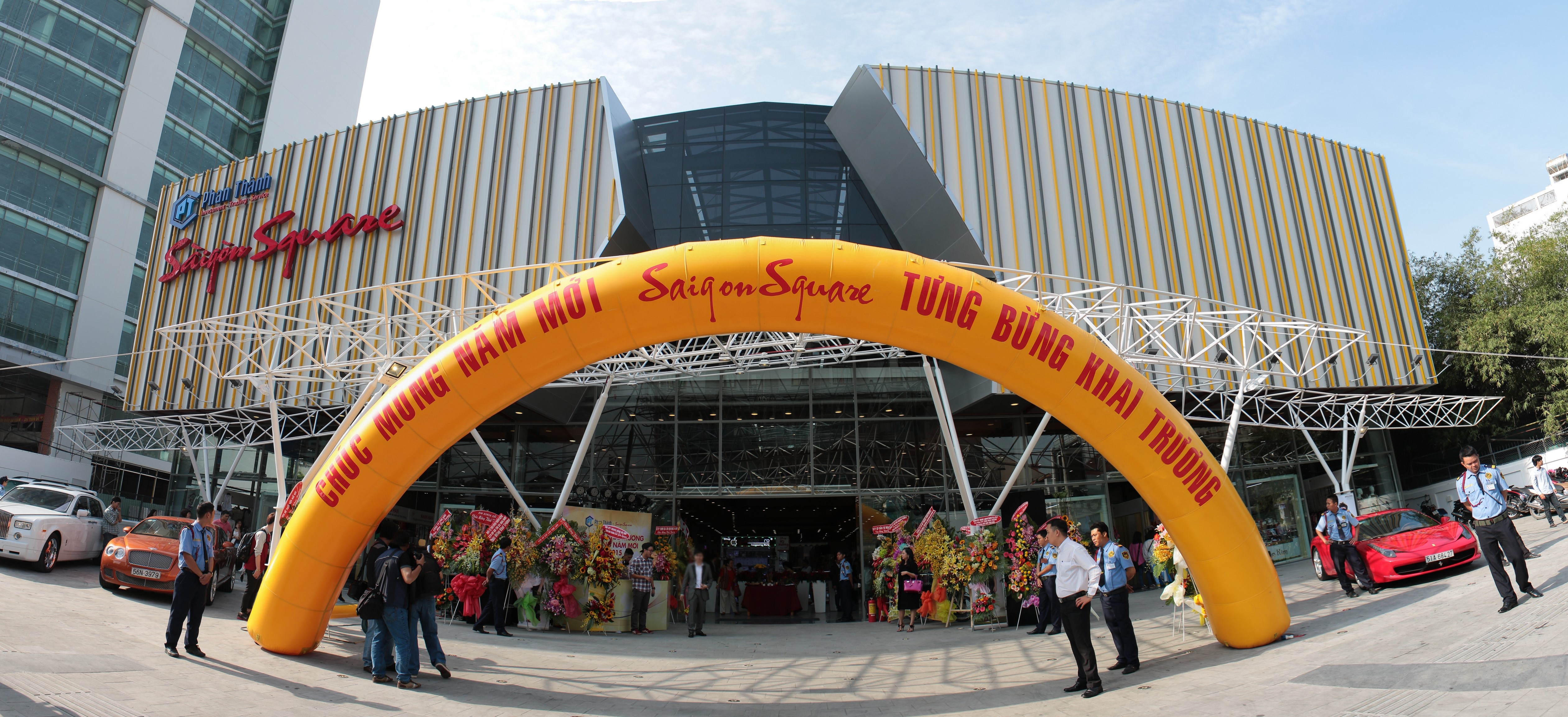 Khu mua sắm Saigon Square tại 179E - 181- 183 - 185 Hai Bà Trưng được thiết kế theo phong cách năng động và hiện đại. 