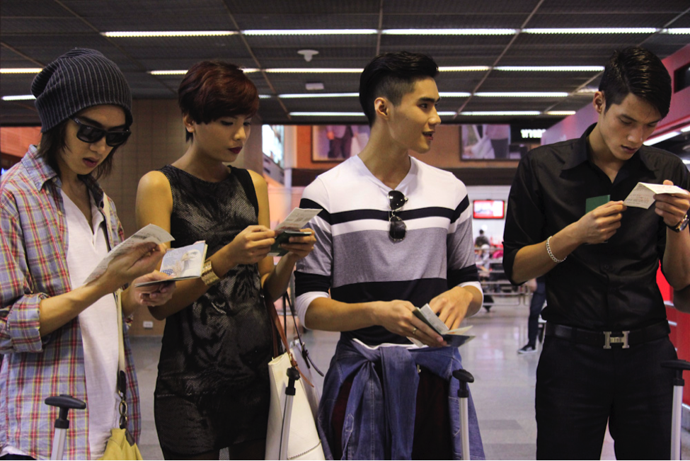 Tập 8 Vietnam’s Next Top Model 2014 đưa 7 thí sinh đến Thái Lan, nơi có những thử thách cam go chờ đợi 7 gương mặt xuất sắc nhất mùa giải. Tại đây, 4 chàng trai và cô gái thử sức với chủ đề chụp ảnh trên không trung và trải qua buổi casting đầy căng thẳng với các nhà thiết kế Thái Lan. Lần đầu trải nghiệm với việc chụp ảnh tại sân bay và casting trực tiếp với NTK, họ tỏ ra khá lúng túng và hồi hộp. Trong ảnh, các chàng trai cô gái mùa giải thứ 5 cầm trên tay những tấm vé máy bay bắt đầu khởi động hành trình tập 8 của mình.