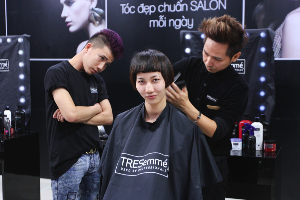 Đầu tiên phải kể đến các nhà tạo mẫu tóc của TRESemmé (Unilever) - thương hiệu chăm sóc và tạo kiểu tóc chuyên nghiệp đến từ Mỹ. Họ đã đồng hành cùng các thí sinh suốt một chặng đường dài, hiểu được đâu là cá tính, điểm mạnh của từng người để đưa ra những kiểu tóc phù hợp và thời thượng nhất.