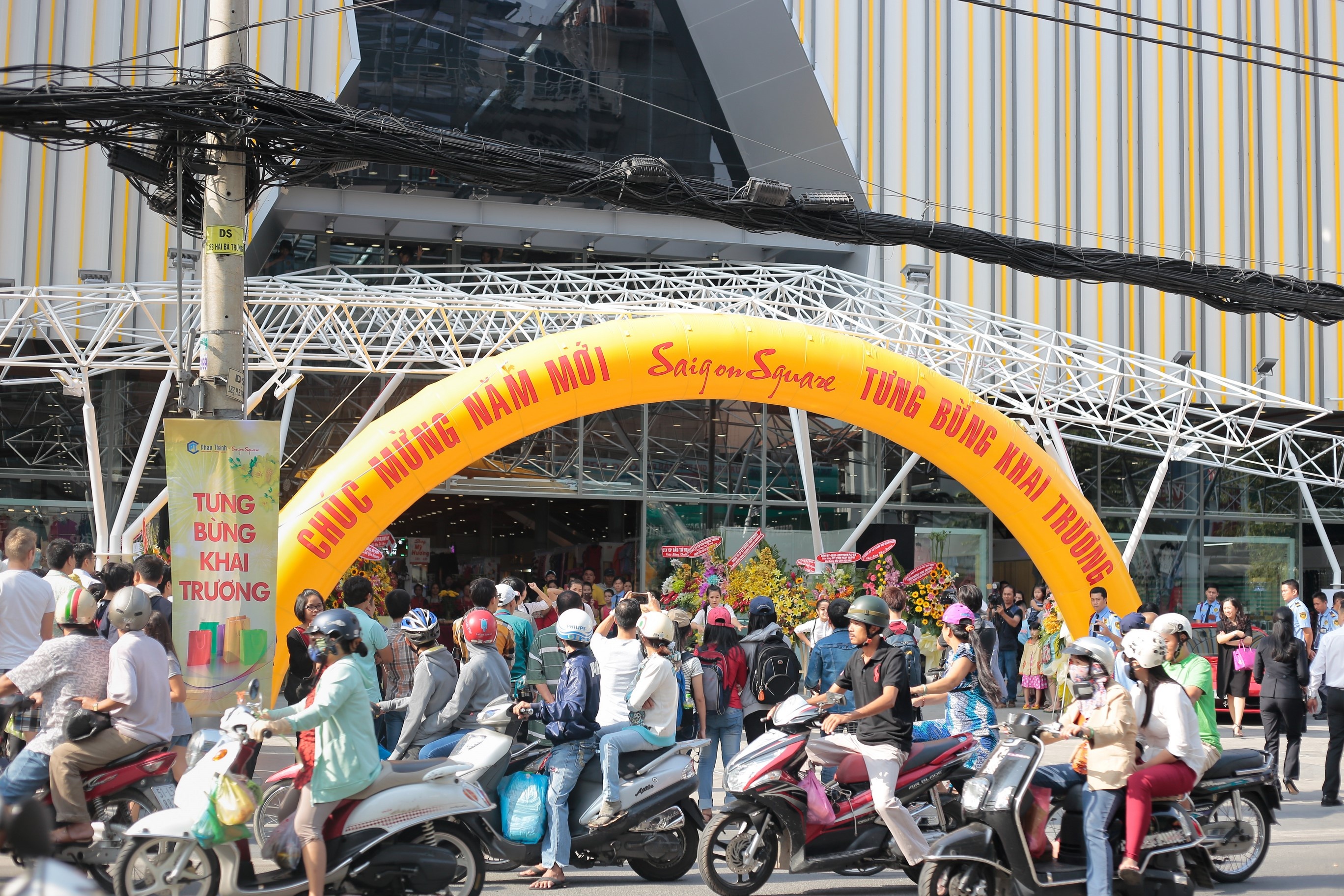 Khai trương vào đợt nghỉ lễ nên ngay trong ngày mở cửa đầu tiên, Saigon Square Hai Bà Trưng đã đón hàng ngàn lượt khách hàng.