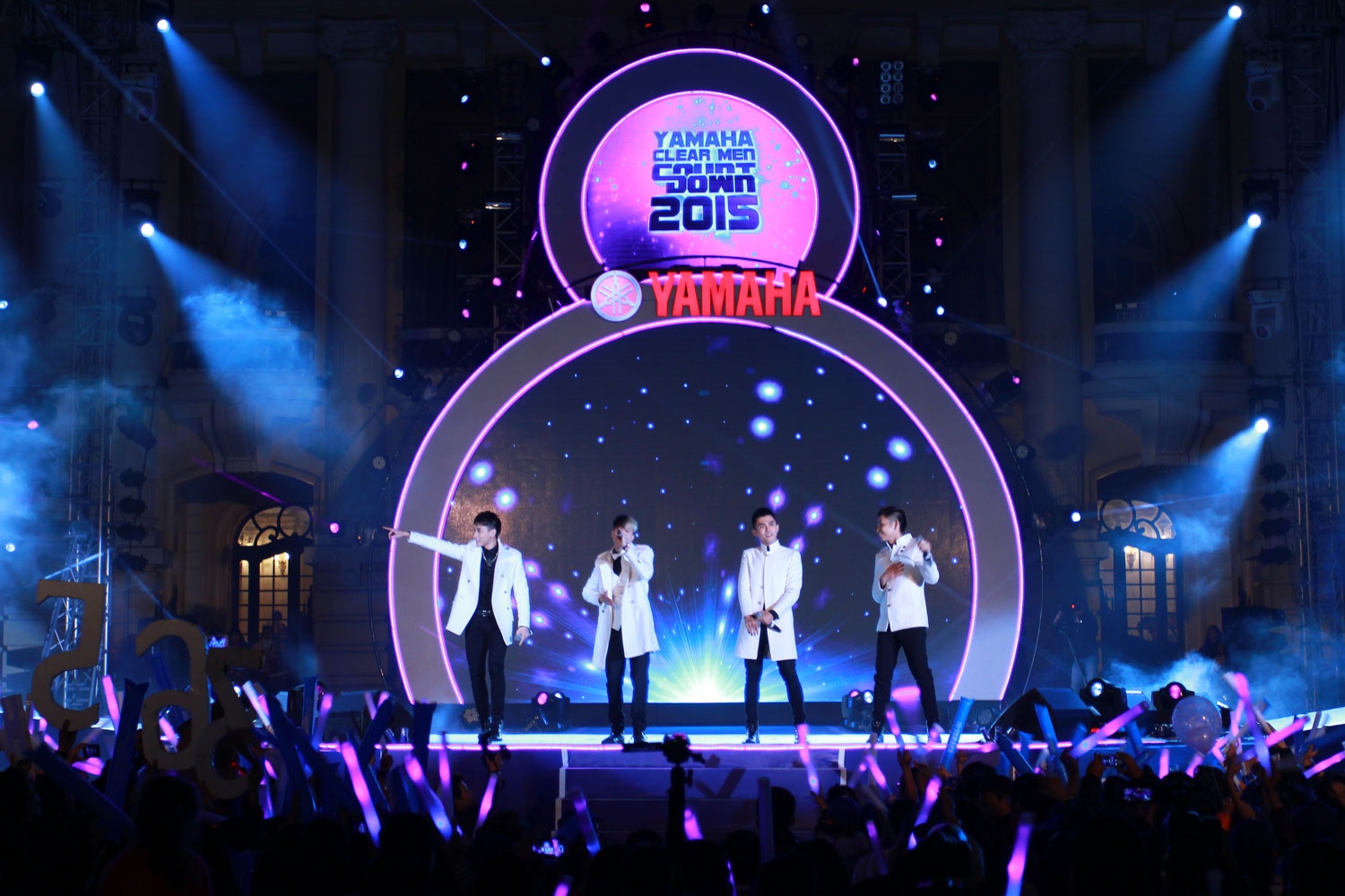 Những chàng trai nhóm 365 mang tới không khí tươi vui, sôi động và vũ đạo đẹp mắt với các ca khúc Nơi anh không thuộc về, Anh sợ mất em, Hai Cô Tiên.