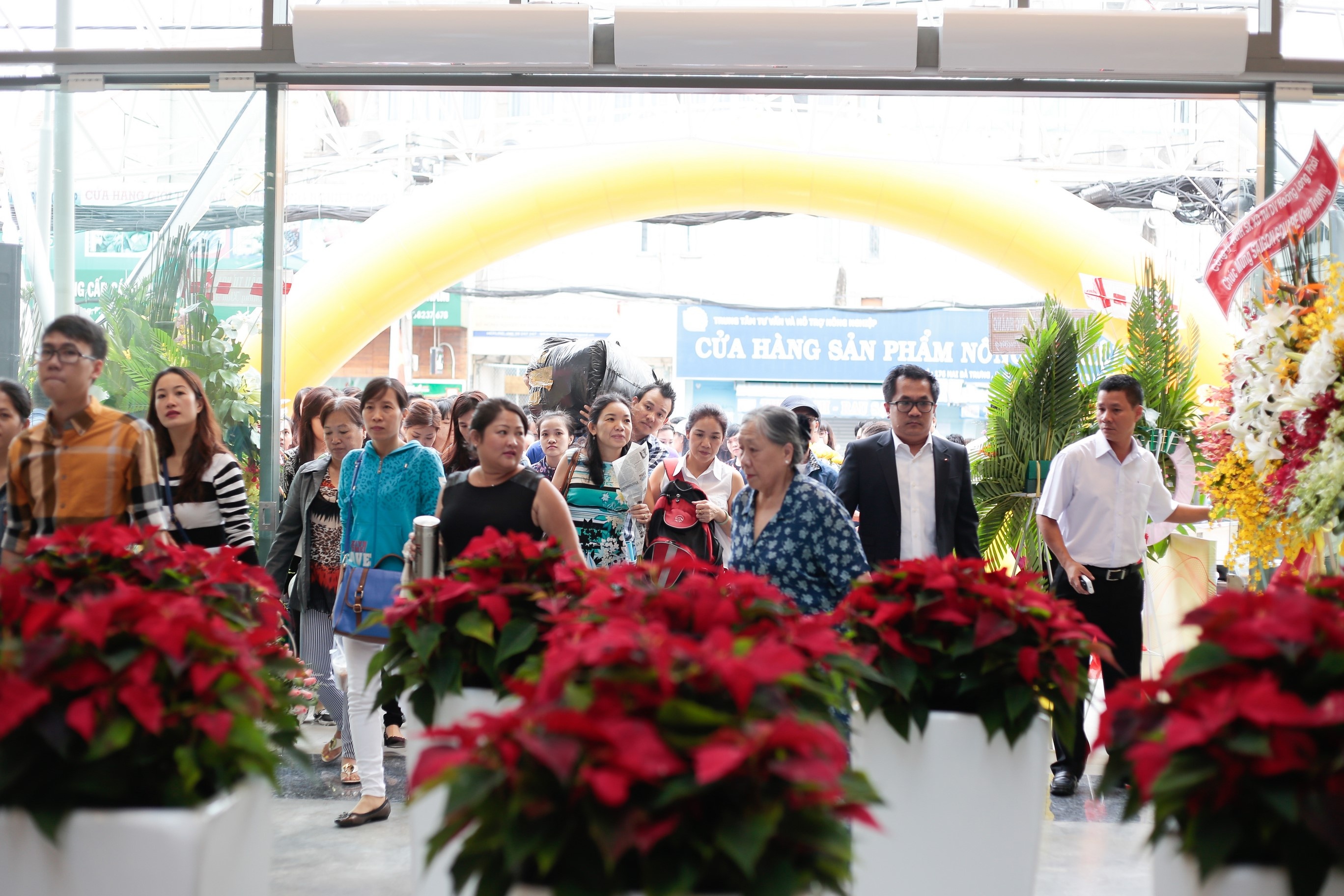 Những vị khách đầu tiên hào hứng với khu trung tâm mua sắm mới mở.