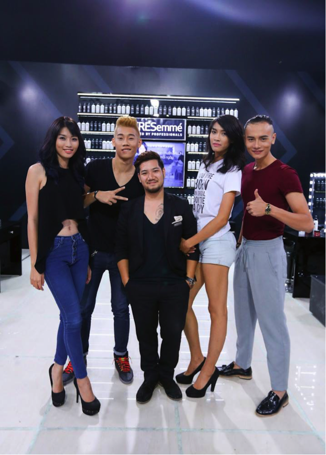 Sĩ Nam chụp hình lưu niệm với các thí sinh Next Top Model 2014.