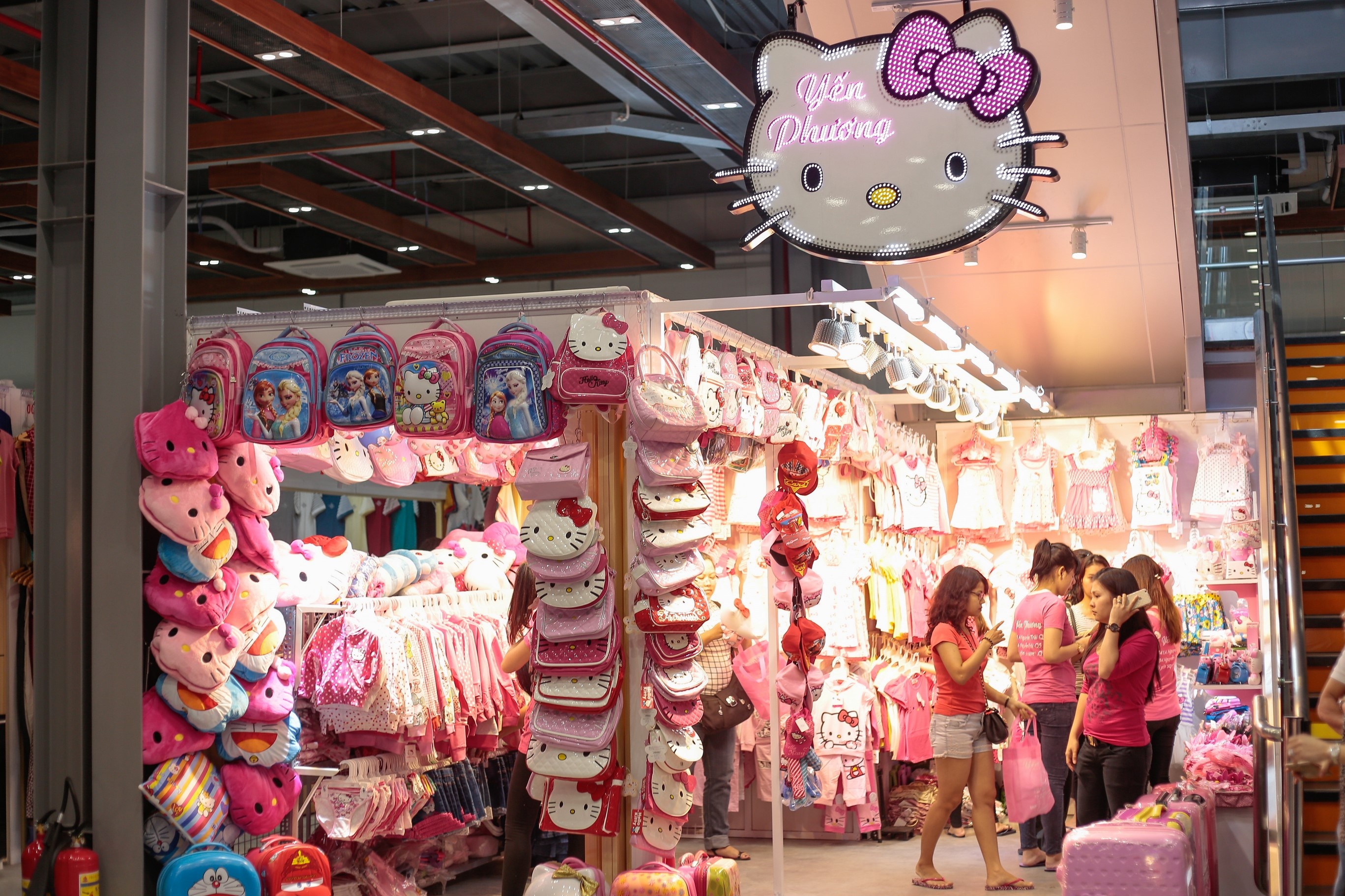 Trung tâm mua sắm mới được hoạt động theo tiêu chí nắm bắt xu hướng thời trang đẹp và phong cách cho nhiều đối tượng khách hàng.