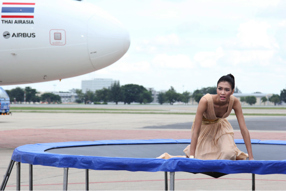 Oanh Nguyễn là thí sinh gặp nhiều khó khăn ở phần thi này. Ngay khi bước lên bàn lò xo, cô đã tỏ ra lúng túng vì không giữ được thăng bằng.