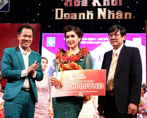 Ông Phan Trọng Quyền và tiến sĩ tâm lý Huỳnh Văn Sơn trao danh hiệu Á khôi 2 cho Trần Ngọc Lan