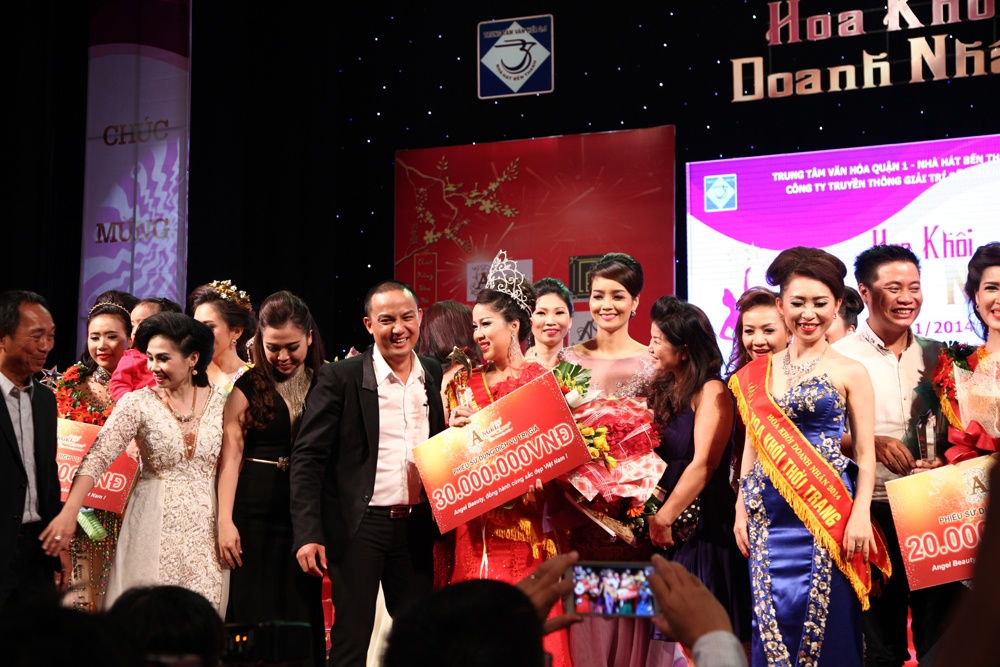 Le Thi Bich Tram dang quang hoa khoi doanh nhan 2014 hinh anh