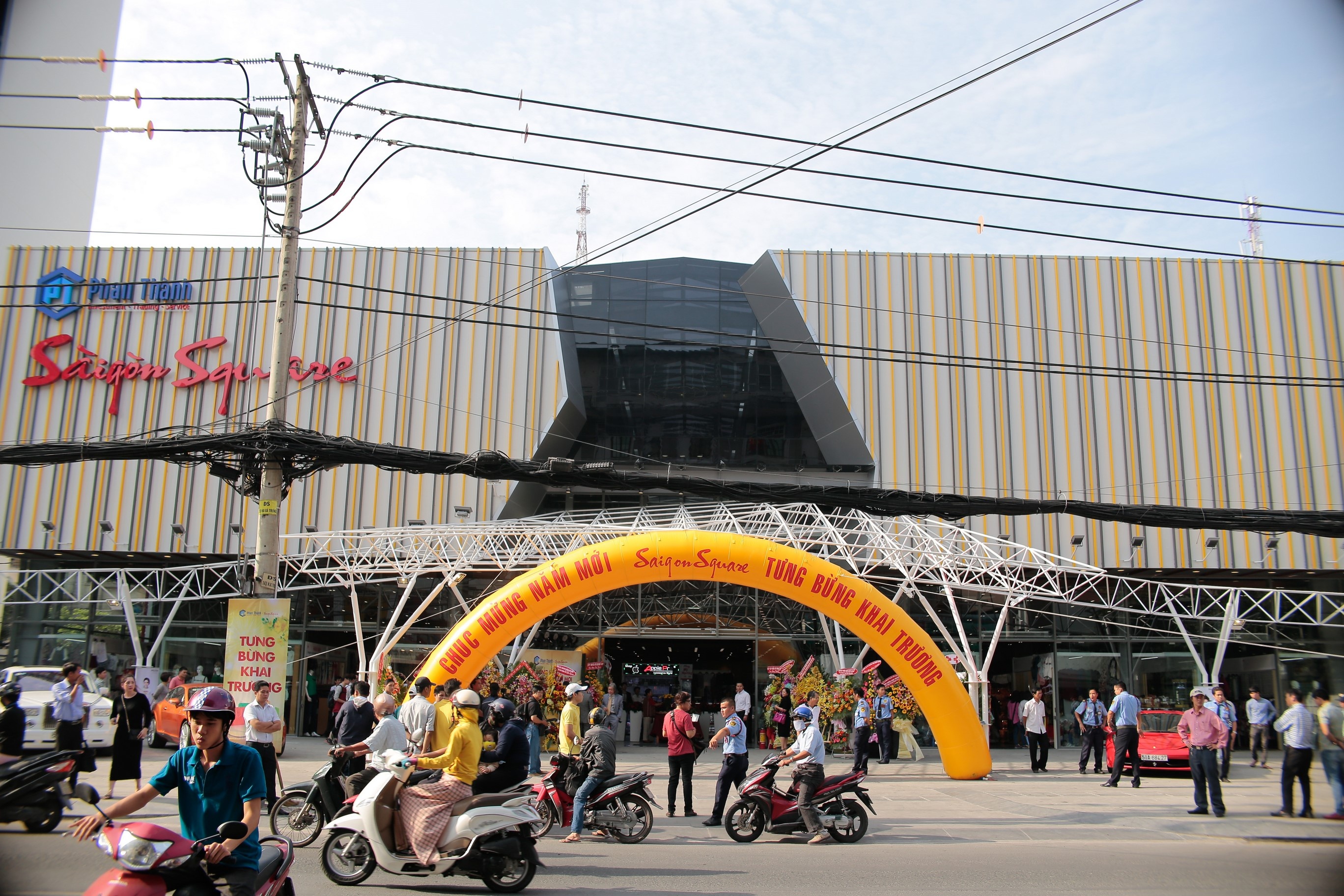 Ra đời năm 2000, Saigon Square được xem là một trong những thiên đường mua sắm cho người tiêu dùng TP.HCM cũng như khách du lịch.