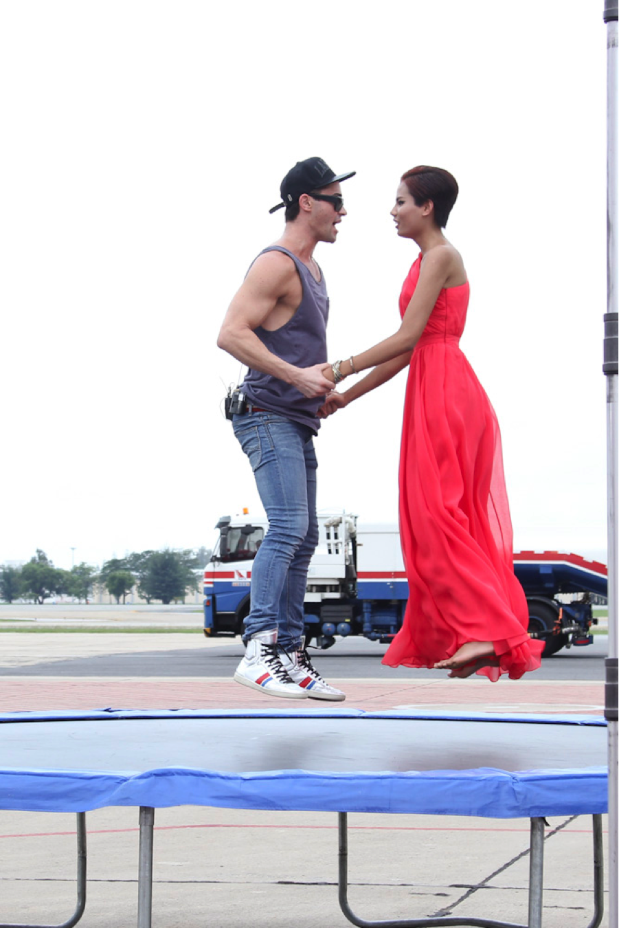 Thủ khoa ĐH Ngoại thương Hà Nội – Tiêu Ngọc Linh - là người đầu tiên bước vào phần chụp ảnh “Tất cả cùng bay”. Mái tóc pixie được rẽ ngôi, trải mượt ôm sát khuôn mặt, tạo cảm giác thanh lịch. Cô diện trang phục dạ hội tông màu đỏ bắt mắt bước lên lò xo và bắt đầu dùng sức để cơ thể bật lên không trung và tạo dáng. Tuy nhiên, Tiêu Linh không có một khởi đầu tốt, giám khảo Adam đã trực tiếp hướng dẫn học trò cách bật cao mà vẫn giữ được sức cho những lần sau đó. 