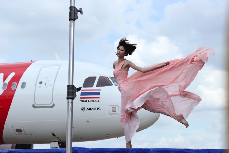 Phần thi của Cao Thị Ngân diễn ra khá thuận lời nhờ nữ thí sinh biết cách vận dụng phương phát bật hợp lý, đưa cô lên cao vừa đủ để tạo những tư thế đẹp. Trang phục dạ hội mỏng nhẹ, mái tóc ngắn bay tự nhiên giúp thí sinh có được những khoảnh khắc chuyển động mềm mại, quyến rũ.