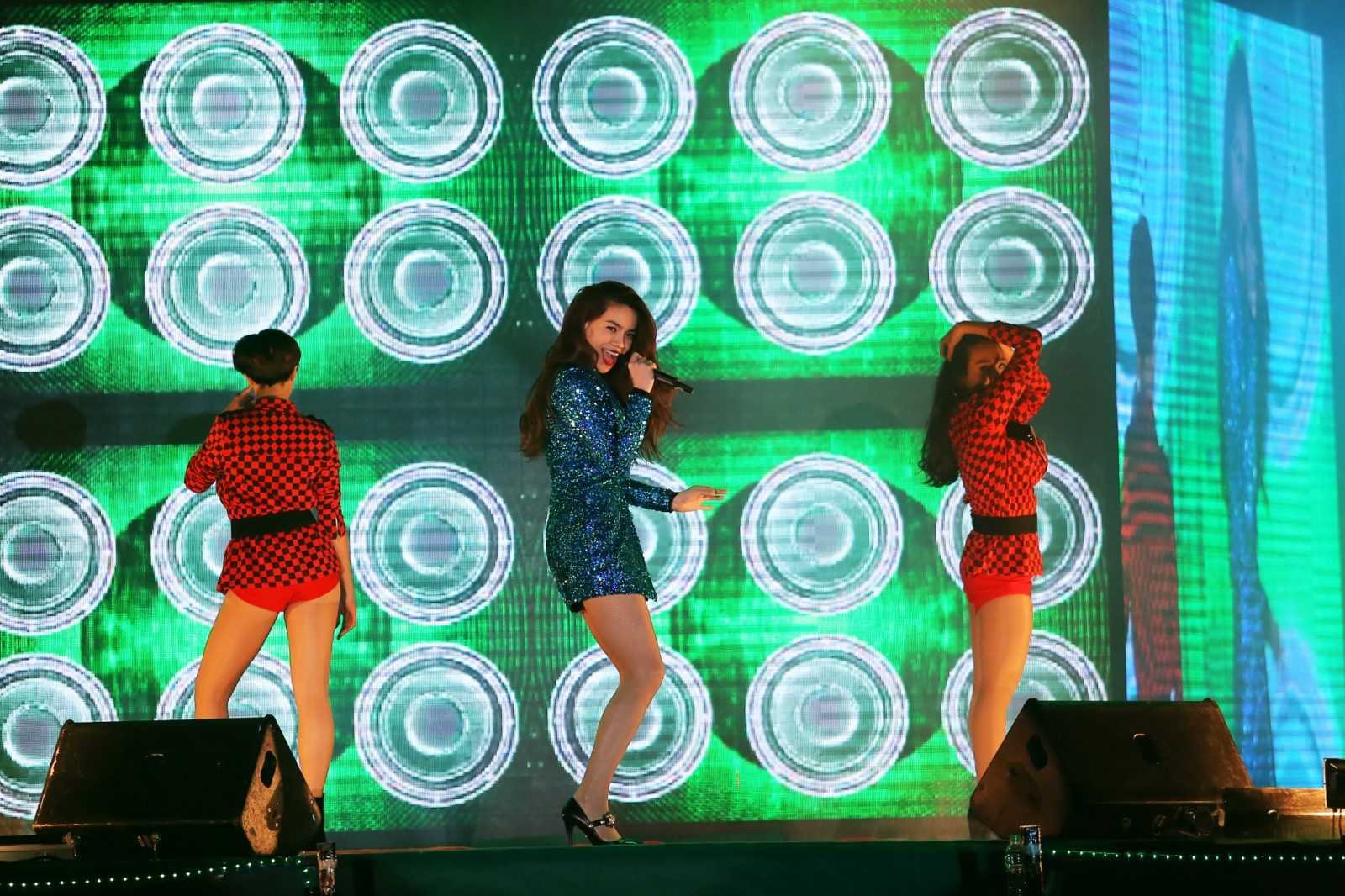 Ho Ngoc Ha khoe vu dieu nong bong tai Heineken Countdown hinh anh