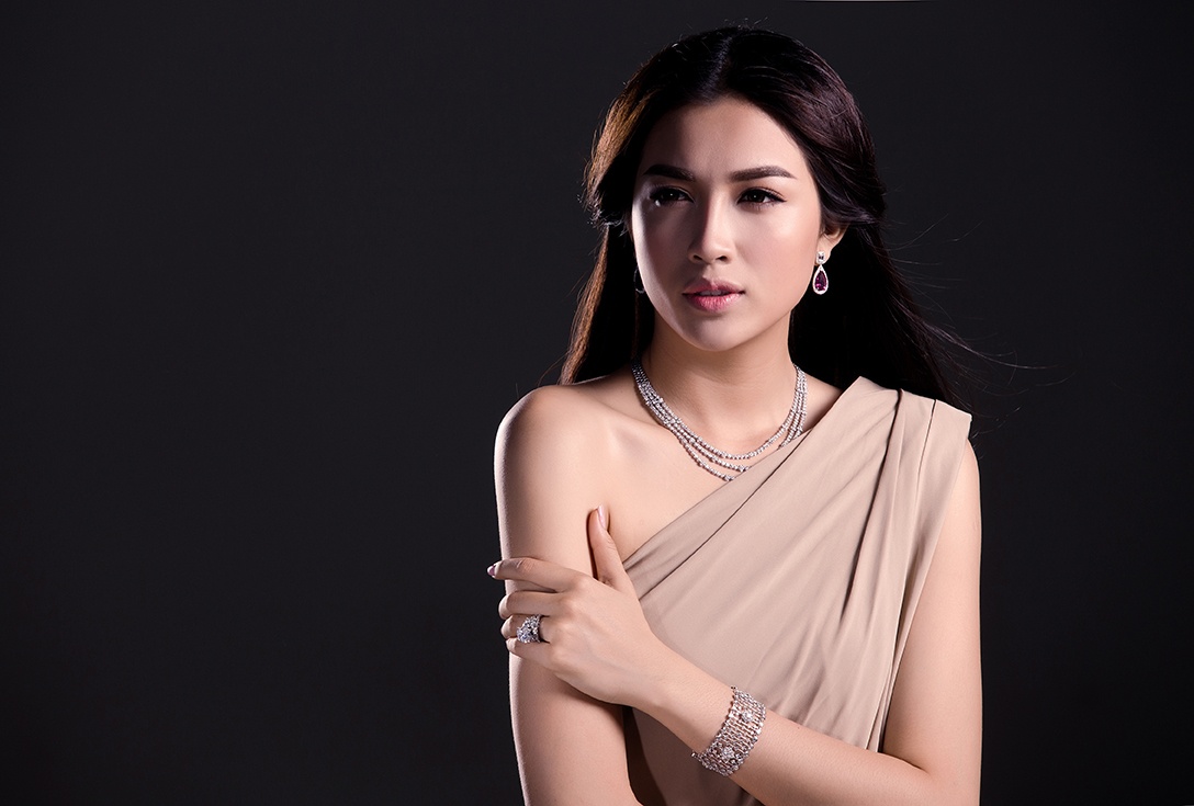 Bộ phụ kiện có kiểu dáng sợi dây với vòng cổ tối giản, hoa tai ngọc ruby, vòng tay và nhẫn kết hạt tỉ mỉ. 