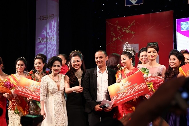 Doanh nhân Mã Đào Ngọc Bích (áo dạ hội đen) và Spa Beauty Angel đã ủng hộ nhiệt tình khi cuộc thi khởi động. Ngoài ra, Spa Beauty Angel cũng đã trao gần 500 triệu đồng tiền sản phẩm để thí sinh có cơ hội chăm sóc làn da của mình.