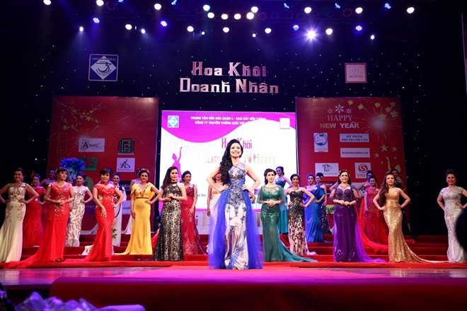 Những chiếc váy dạ hội do A soẻn tài trợ cũng làm cho thí sinh sang trọng hơn rất nhiều