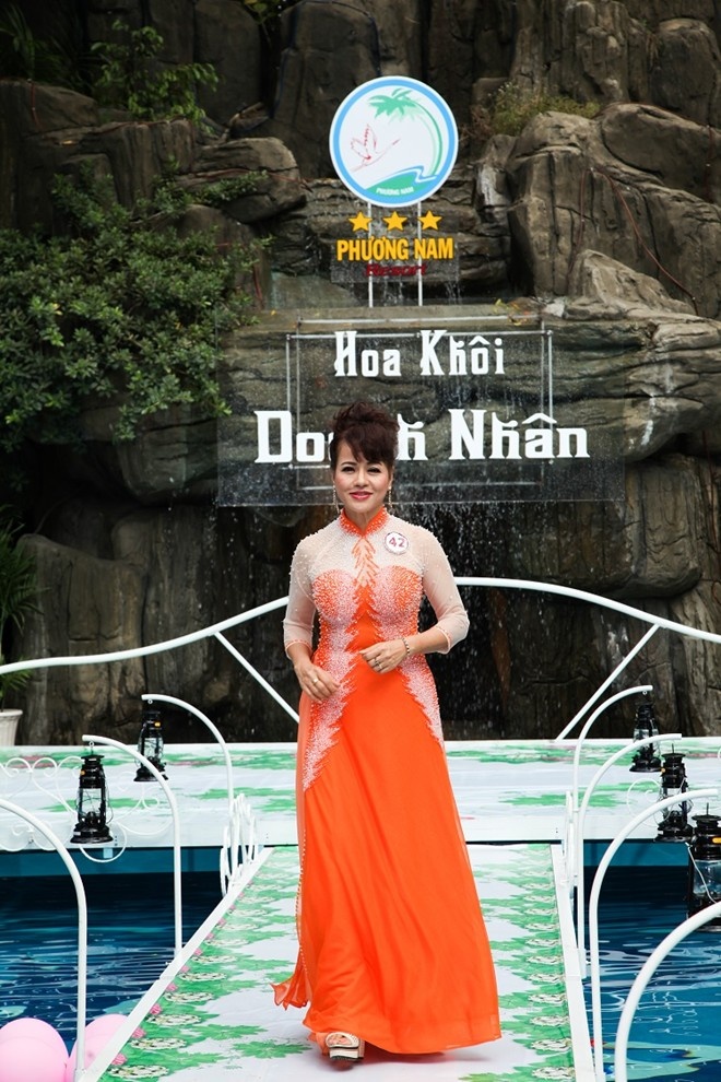 Thí sinh Ngô Thị Chính - người cao tuổi nhất cuộc thi 55 tuổi đã giàng giải Hoa khôi thân thiện