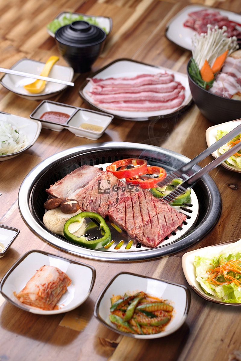 Với giá chỉ 449.000 đồng/phần 400g ướp sốt bào ngư đặc biệt dành cho nhóm 2-3 người, bạn đã có thể thưởng thức món sườn Wang Galbi trứ danh.