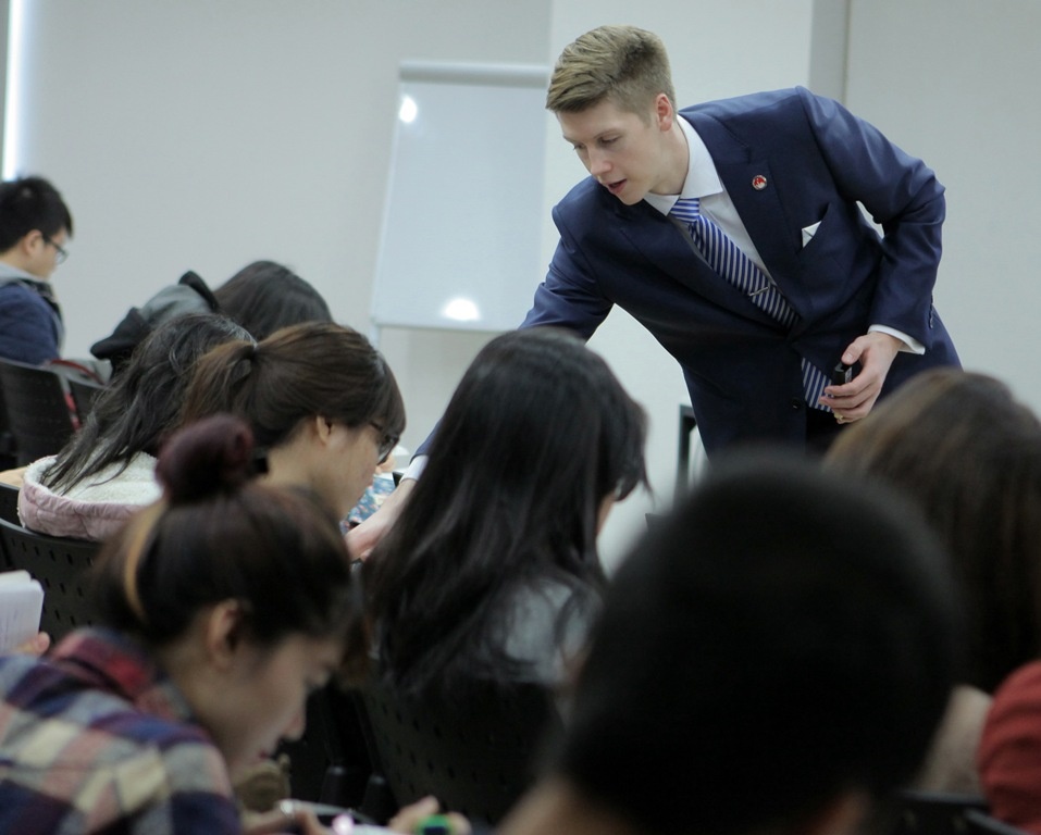 Tiến sỹ Mike trong giờ lên lớp tại BUV 2