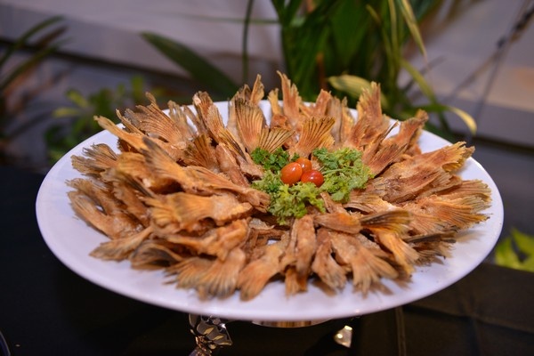 Viền cá tắm lửa thơm ngon độc đáo - món khoái khẩu của nhiều thực khách tại Vương Quốc Tôm