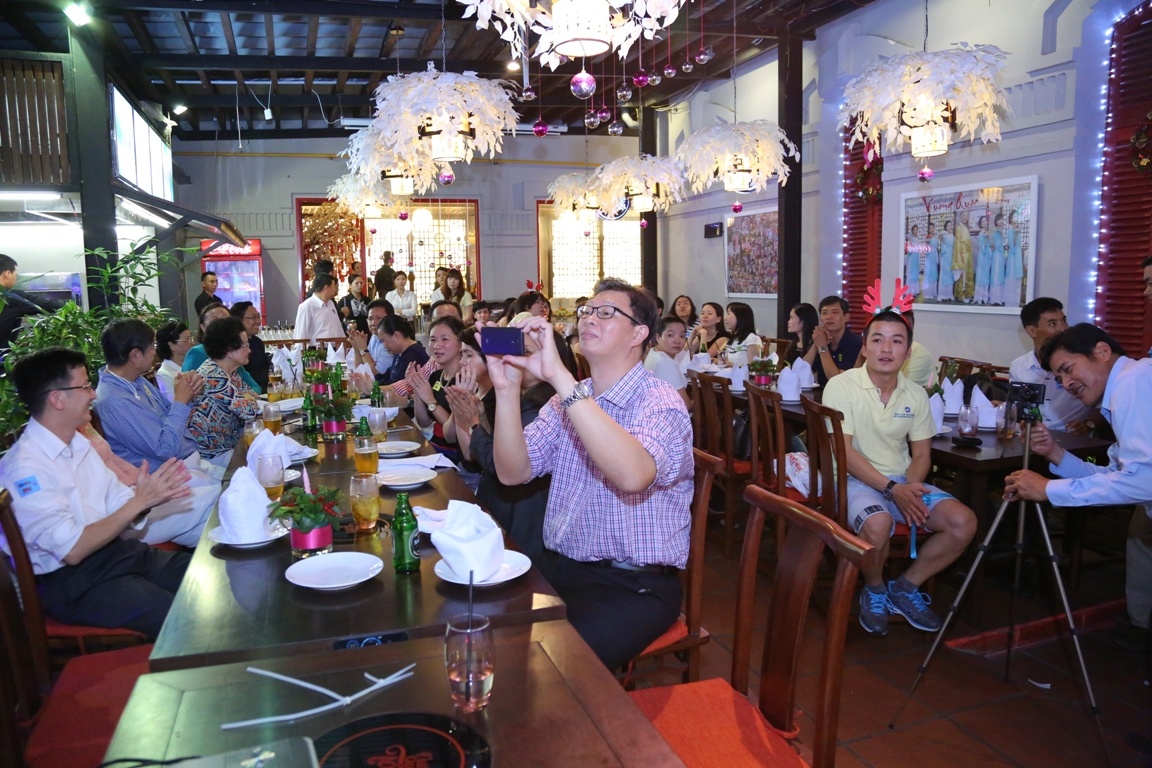 Đối với những buổi tiệc công ty, thực khách có thể chọn đặt tiệc ở khu vực ẩm thực thoáng đãng và mát mẻ ngoài trời.