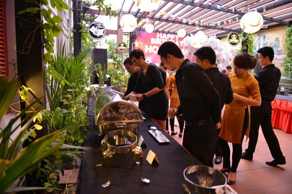 Nhà hàng chuẩn bị tiệc buffet cho sinh nhật ca sĩ Hoài Lâm.