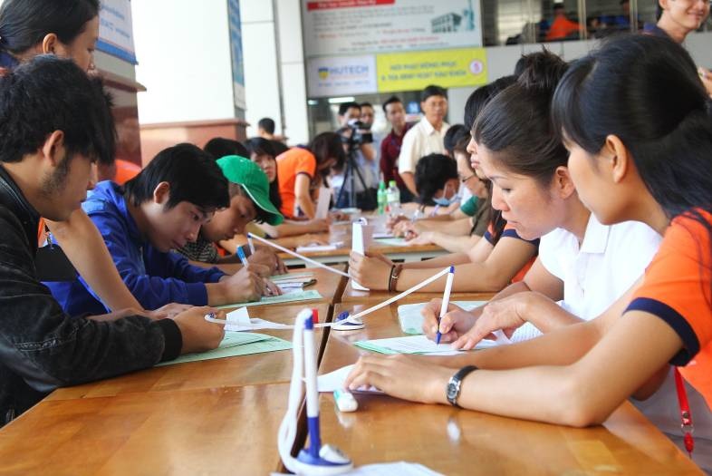 Thí sinh nộp hồ sơ xét tuyển vào ngành Luật kinh tế tại HUTECH.